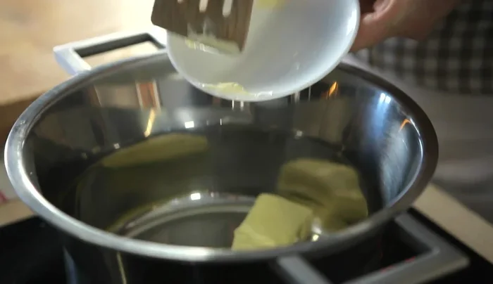 In una pentola, riscaldare burro e olio. Soffriggere le carote fino a quando non diventano trasparenti.