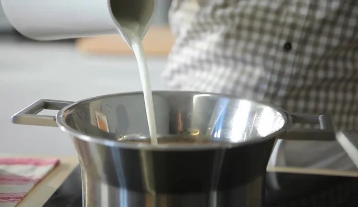 Aggiungere il latte e cuocere a fuoco medio con la pentola coperta fino a quando le carote saranno ammorbidite.