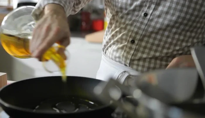 Friggere i filetti di coda di rospo in una padella a fuoco vivo con olio d'oliva.