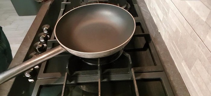 Scaldare una padella a fiamma alta. Adagiare i filetti al centro della padella ben calda, senza aggiungere burro o olio.
