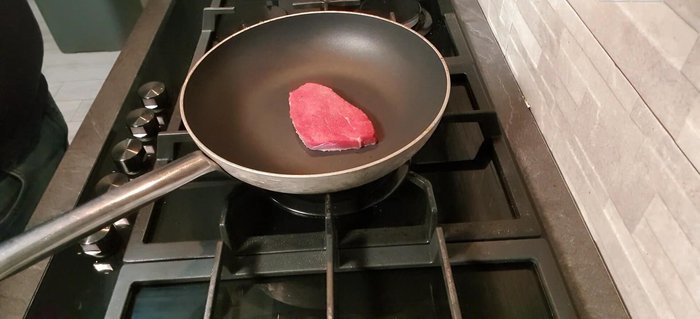 Cuocere i filetti per circa un minuto per lato, quindi aggiungere una o due noci di burro e continuare la cottura per un minuto e mezzo - due minuti per lato.