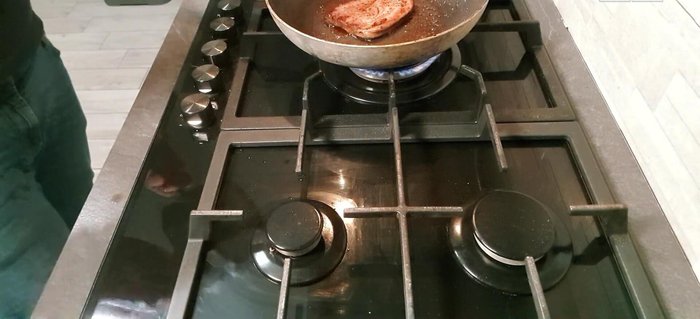 Aggiungere un po' di fonduta di gorgonzola al burro aromatizzato.