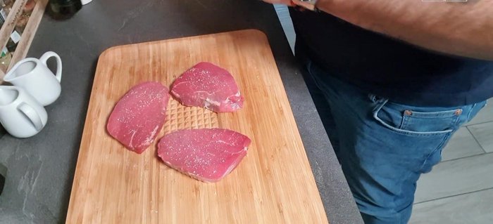 Salare e pepare i filetti di vitello, massaggiandoli bene da entrambi i lati.