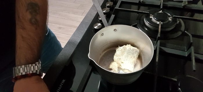 Preparare la fonduta di gorgonzola: in un pentolino, sciogliere il gorgonzola DOP a fuoco basso con un filo di panna liquida. Filtrare la fonduta con un colino per eliminare eventuali grumi.