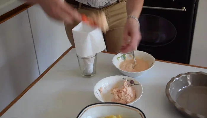 Riempire le mezze maniche con il ripieno, aiutandovi con una sac à poche.