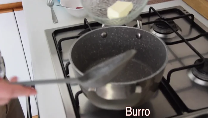 Preparare la besciamella rosa: sciogliere il burro, aggiungere la farina, poi il latte a poco a poco, il concentrato di pomodoro, sale e pepe.