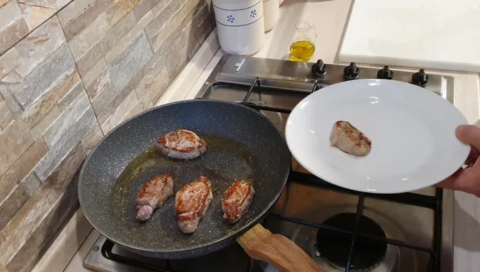 Togliere il filetto dalla padella e tenere da parte il fondo di cottura.