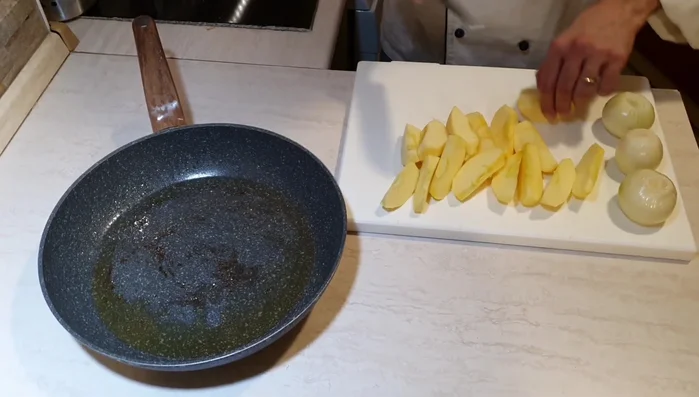Tagliare grossolanamente mele e cipolle.