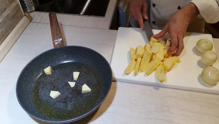 Aggiungere mele e cipolle nella padella con il fondo di cottura del filetto. Aggiungere un pizzico di sale.