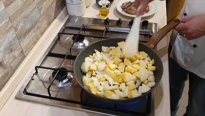 Rosolare a fuoco vivo, aggiungere un filo d'olio extravergine d'oliva, un pizzico di zucchero, sale e pepe.