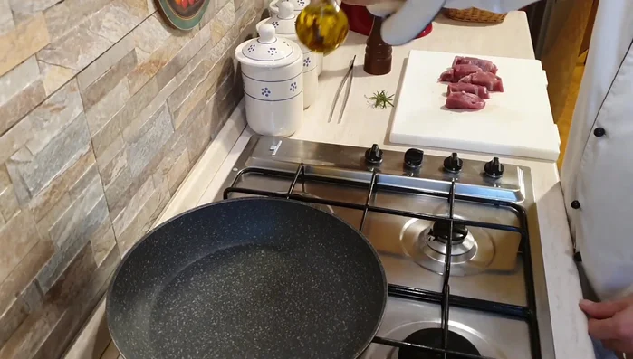 In una padella antiaderente, aggiungere olio extravergine d'oliva e rosmarino.