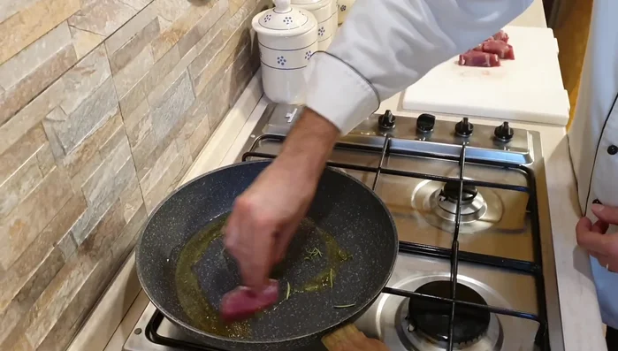 Rosolare bene il filetto da entrambi i lati.