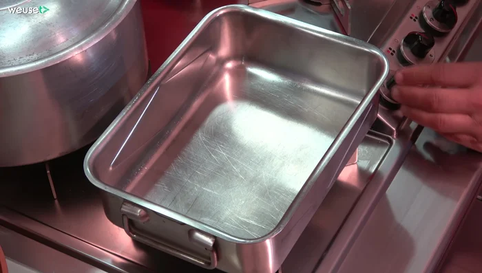 In una casseruola, sciogliere burro e olio a fuoco medio-basso.