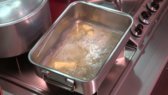 Rosolare bene la lonza infarinata in burro e olio.