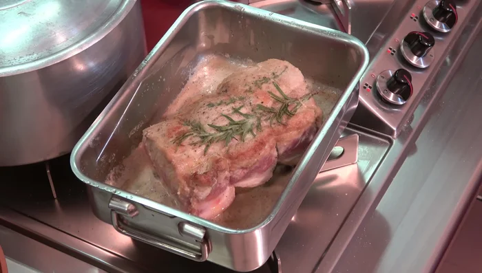 Nel frattempo, preparare un trito grossolano di carota, cipolla, sedano e aglio.