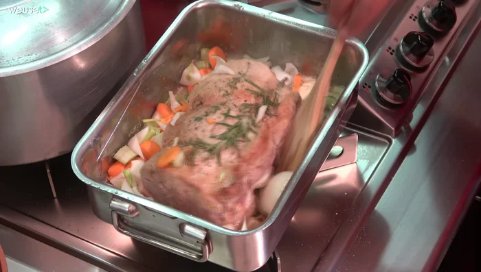 Aggiungere il trito alla casseruola e soffriggere a fuoco basso per circa 15-20 minuti.