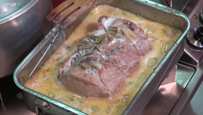 Aggiungere il latte quasi a ricoprire la lonza.