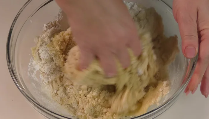 Continuare a mescolare fino ad ottenere un composto umido, morbido e appiccicoso.