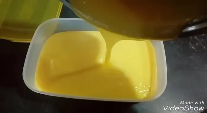 Una volta freddo, versate il composto in un recipiente di plastica, coprite e mettete in frigo per 4-5 ore.