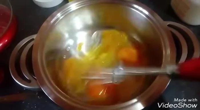 In una pentola, sbattete 3 uova intere con una frusta.