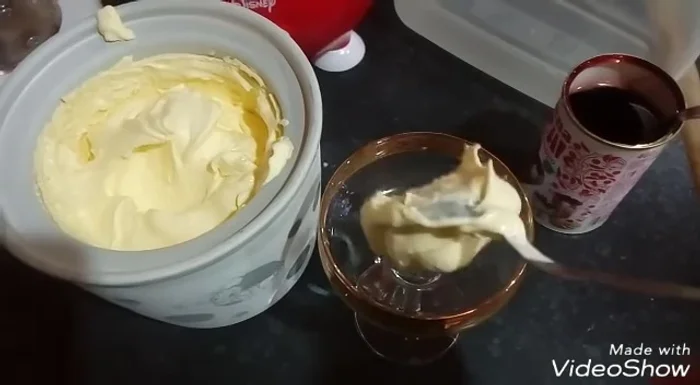Una volta pronto, versate il gelato in una coppa.