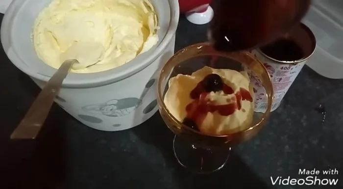 Aggiungete abbondanti amarene e sciroppo di amarene.