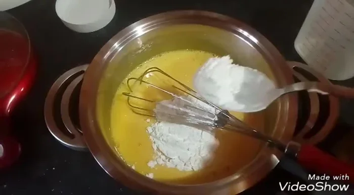 Aggiungete 1 cucchiaio e mezzo di maizena e mescolate.