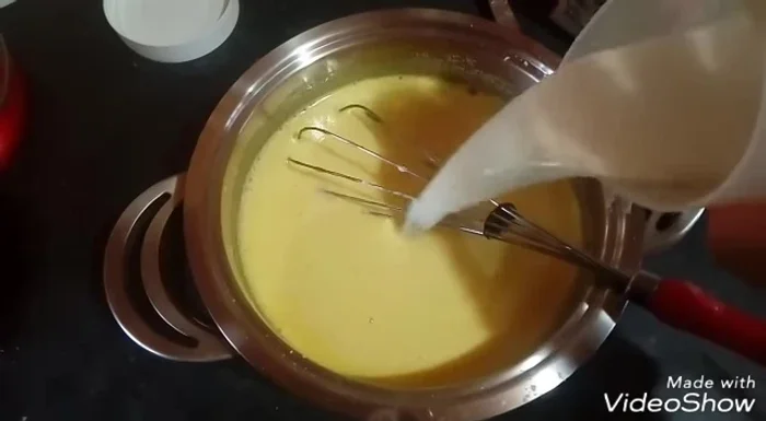 Aggiungete 620ml di latte intero e l'aroma di vaniglia (o i semi di una stecca di vaniglia). Mescolate.
