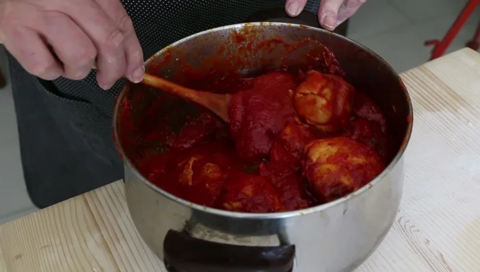 Far bollire i pezzi di pollo in abbondante acqua salata.