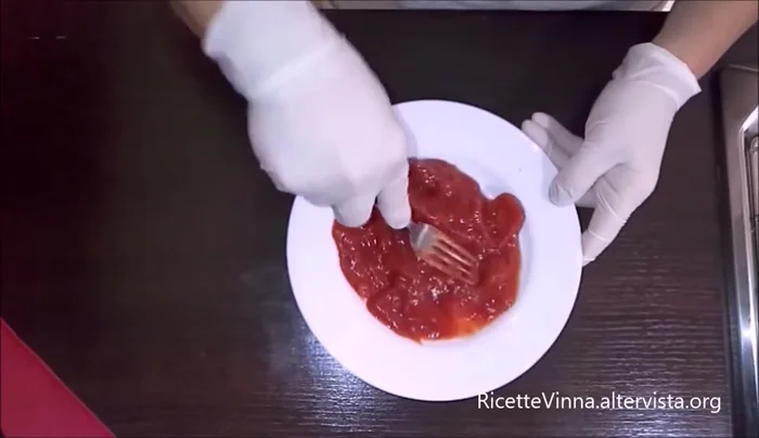 Distribuire i pomodori sull'impasto.
