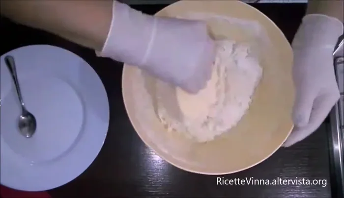 Impastare fino ad ottenere una massa elastica e liscia.