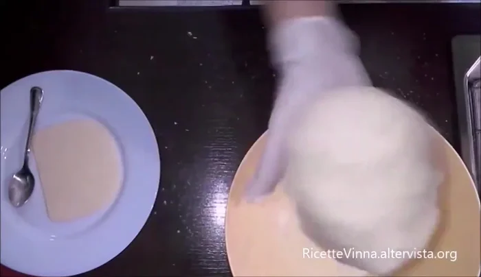 Stendere l'impasto con un piatto.