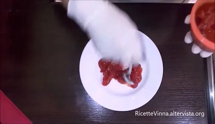 Tagliare i pomodori a fette.