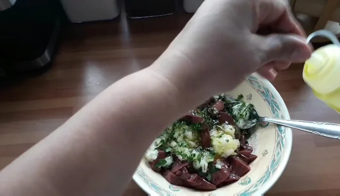 Condire con olio d'oliva, un goccio di aceto, pepe, paprika e cumino. Mescolare bene.