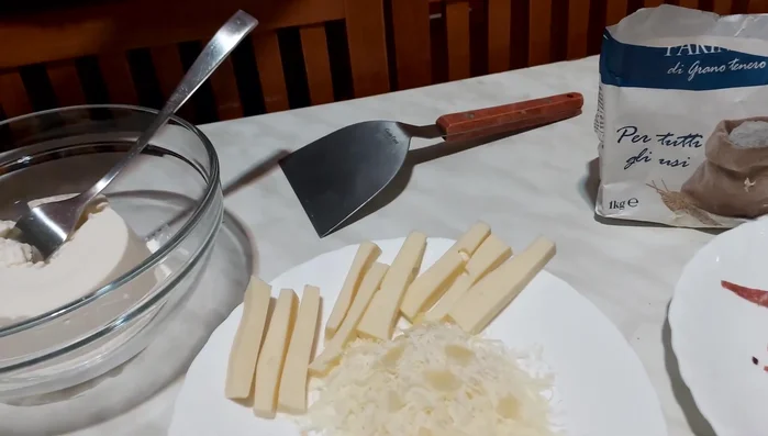 Preparare il ripieno: in una ciotola, amalgamare la ricotta con sale, pepe e pecorino romano.