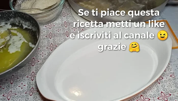 Sul fondo di una pirofila, mettere un po' di burro e formaggio grattugiato.