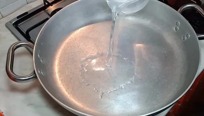 In una padella capiente, versare un po' d'acqua, un pizzico di sale e adagiare le sogliole.