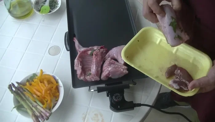 Cuocere il coniglio sulla griglia teppanyaki. (135.93)