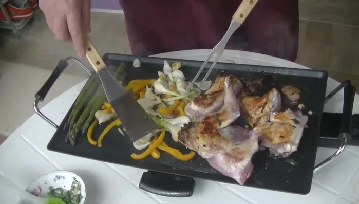 Aggiungere le verdure miste (asparagi, peperoni, cipollotti) alla griglia. (214.55)