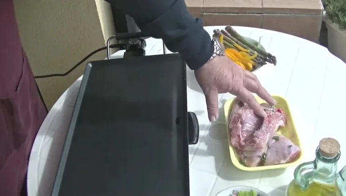 Marinare il coniglio per circa un'ora con le erbe aromatiche (aglio, salvia, rosmarino), olio di oliva, sale e pepe. (96.26)