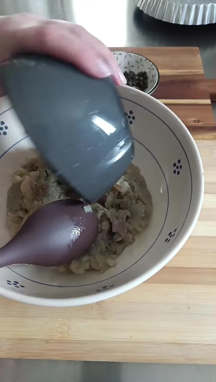 Condite le cipolle cotte con l'uvetta strizzata, le olive e i capperi.