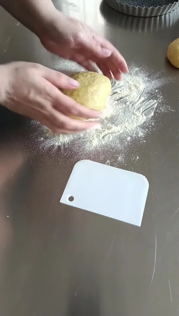 Dividete la pasta matta in due parti (una più grande e una più piccola). Stendete la parte più grande con il mattarello e foderate uno stampo per pizza.