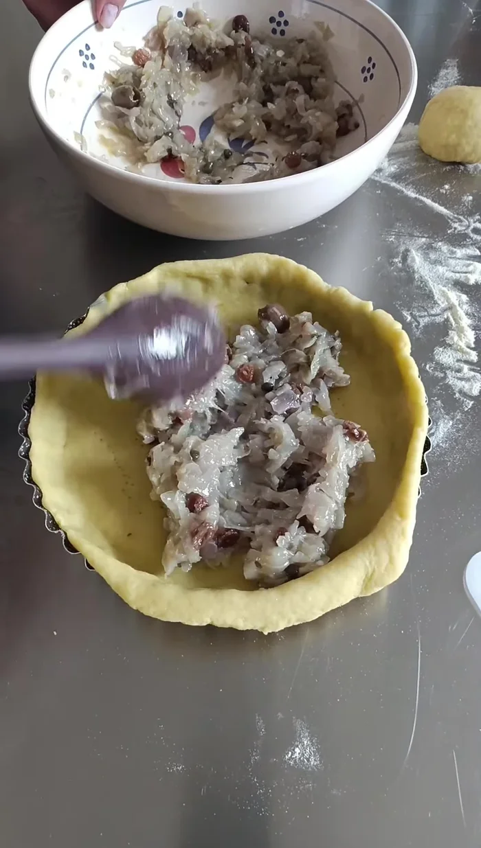 Farcite con le cipolle condite. Stendete la pasta rimanente e coprite la farcitura.
