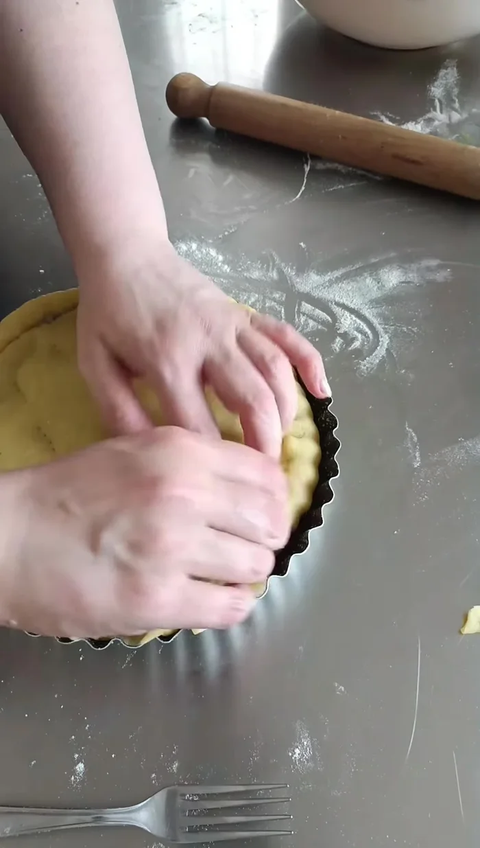 Sigillate i bordi con una forchetta. Punzecchiate la superficie, aggiungete un filo d'olio.