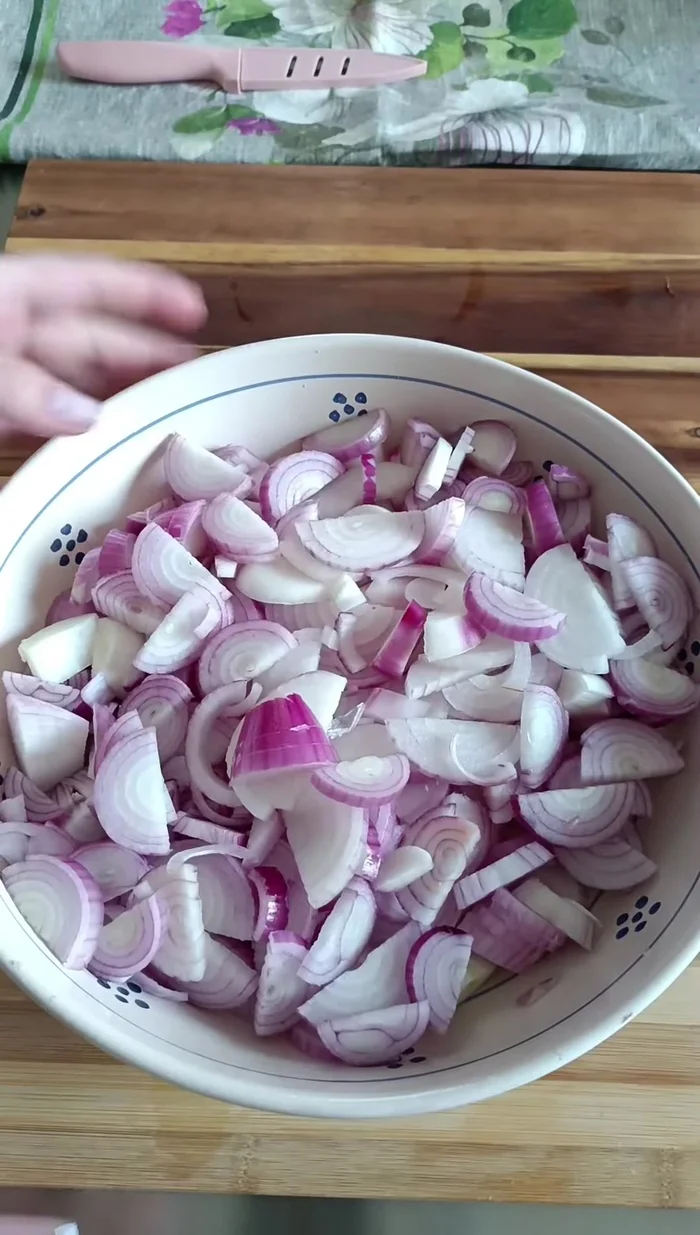 In una padella, fate cuocere le cipolle con un filo d'olio, sale e coprite. Mescolate di tanto in tanto fino a quando saranno morbide.