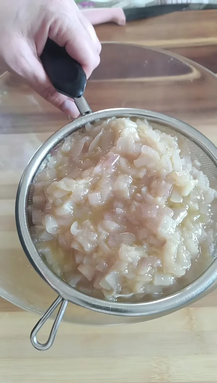 Trasferite le cipolle in un colino per eliminare il liquido in eccesso. Mettete l'uvetta in ammollo in acqua fredda.