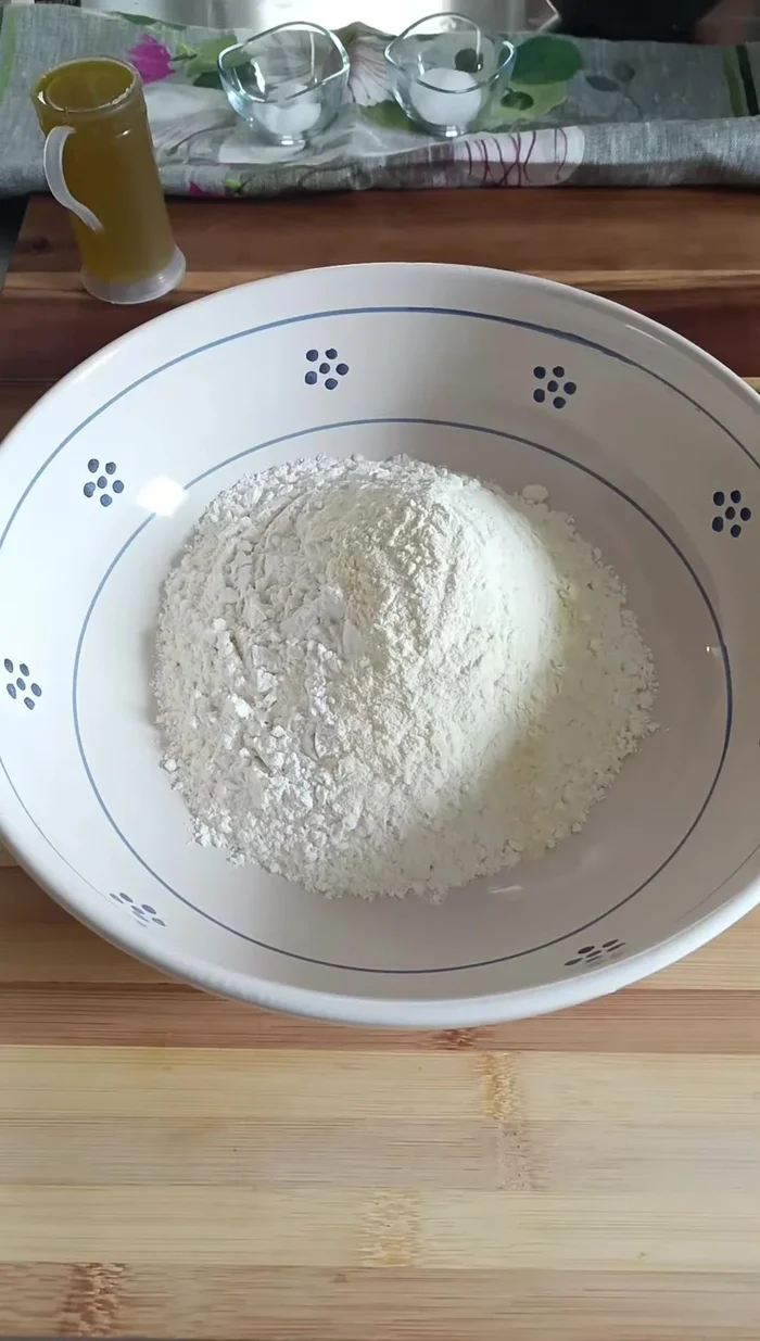 Preparate la pasta matta: in una ciotola, mescolate farina, semola, sale e zucchero. Aggiungete l'olio e mescolate fino a quando la farina avrà assorbito tutto l'olio.