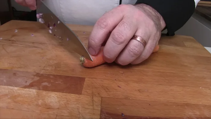 Tritare finemente la cipolla, la carota e il sedano a dadini. Tritare finemente anche l'aglio.