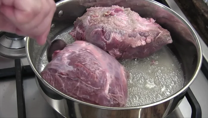In una casseruola, rosolare le guance di manzo con lo strutto (o burro chiarificato) a fuoco vivo fino a doratura.
