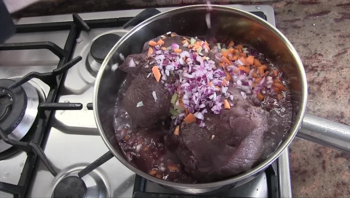 Aggiungere le foglie di alloro, l'aglio tritato e le verdure tritate.